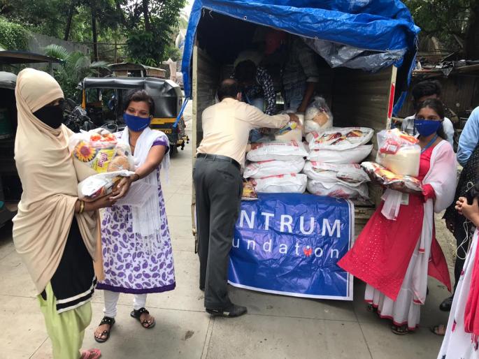 Corona gave a helping hand to the needy | कोरोनामुळे अडचणीत असलेल्या गोरगरीबांना दिला मदतीचा हात Corona gave a helping hand to the needy | कोरोनामुळे अडचणीत असलेल्या गोरगरीबांना दिला मदतीचा हात