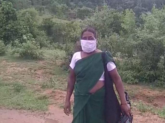CoronaVirus Marathi News nurse who distributes free supplies people of village | CoronaVirus News : कडक सॅल्यूट! जंगलातून रस्ता पार करत 'ही' नर्स लोकांपर्यंत पोहचवते मोफत औषधं CoronaVirus Marathi News nurse who distributes free supplies people of village | CoronaVirus News : कडक सॅल्यूट! जंगलातून रस्ता पार करत 'ही' नर्स लोकांपर्यंत पोहचवते मोफत औषधं