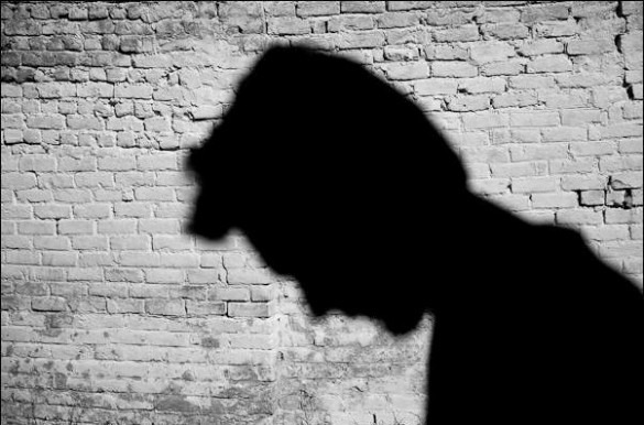 Broke a bottle of liquor and cut his own throat; Steps taken for 'this' reason | दारूची बाटली फोडून स्वतःचा गळा घेतला कापून; 'या' कारणामुळे उचलले असे पाऊल