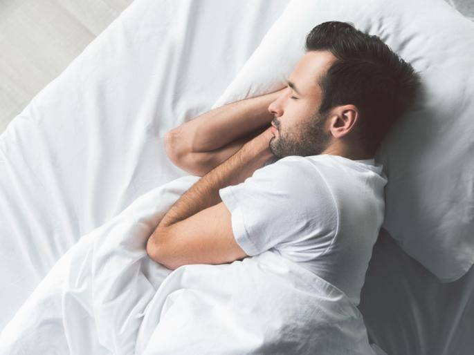 health why do some people not sleep without a blanket know what is the reason | .... 'या' कारणामुळे अनेकांना अंगावर पांघरूण घेतल्याशिवाय झोप येत नाही; जाणून घ्या फायदे health why do some people not sleep without a blanket know what is the reason | .... 'या' कारणामुळे अनेकांना अंगावर पांघरूण घेतल्याशिवाय झोप येत नाही; जाणून घ्या फायदे