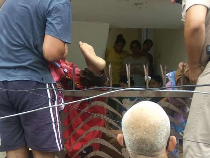Fell from the fourth floor and got stuck in the grill, young man escape the death | चौथ्या मजल्यावरून पडला आणि ग्रिलमध्ये अडकला, मृत्यूच्या दाढेत गेलेल्या तरुणाचा असा जीव वाचला