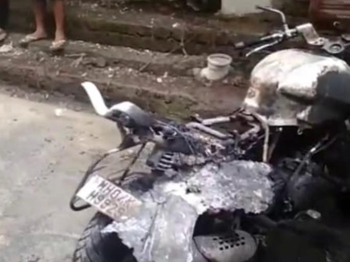 Fortunately, a major accident was averted and three two-wheelers were burnt in Bhiwandi | सुदैवाने मोठी दुर्घटना टळली, भिवंडीत अज्ञाताने जाळल्या तीन दुचाकी Fortunately, a major accident was averted and three two-wheelers were burnt in Bhiwandi | सुदैवाने मोठी दुर्घटना टळली, भिवंडीत अज्ञाताने जाळल्या तीन दुचाकी
