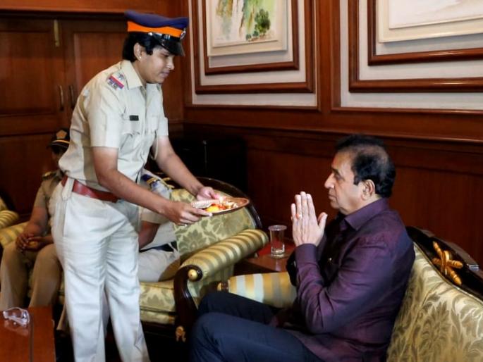 The women police got the brother, the Home Minister celebrated a unique Rakshabandhan | महिला पोलिसांना मिळाला हक्काचा भाऊ, गृहमंत्र्यांनी साजरी केली अनोखी रक्षाबंधन The women police got the brother, the Home Minister celebrated a unique Rakshabandhan | महिला पोलिसांना मिळाला हक्काचा भाऊ, गृहमंत्र्यांनी साजरी केली अनोखी रक्षाबंधन