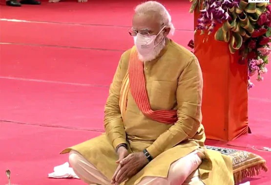 Ram Mandir Bhumipujan : The priests who performed the Bhumi Pujan of Ram Mandir asked Modi for Dakshina ... | Ram Mandir Bhumipujan : राम मंदिराच्या भूमिपूजनाचं पौरोहित्य करणाऱ्या पुरोहितांनी मोदींकडे मागितली अशी दक्षिणा... Ram Mandir Bhumipujan : The priests who performed the Bhumi Pujan of Ram Mandir asked Modi for Dakshina ... | Ram Mandir Bhumipujan : राम मंदिराच्या भूमिपूजनाचं पौरोहित्य करणाऱ्या पुरोहितांनी मोदींकडे मागितली अशी दक्षिणा...