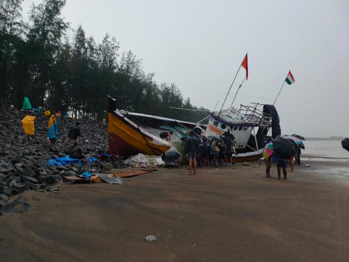 Fishing boats collided with a rocky embankment; Loss of millions | मासेमारी नौका दगडी बंधाऱ्यावर आदळली; लाखोंचे नुकसान Fishing boats collided with a rocky embankment; Loss of millions | मासेमारी नौका दगडी बंधाऱ्यावर आदळली; लाखोंचे नुकसान