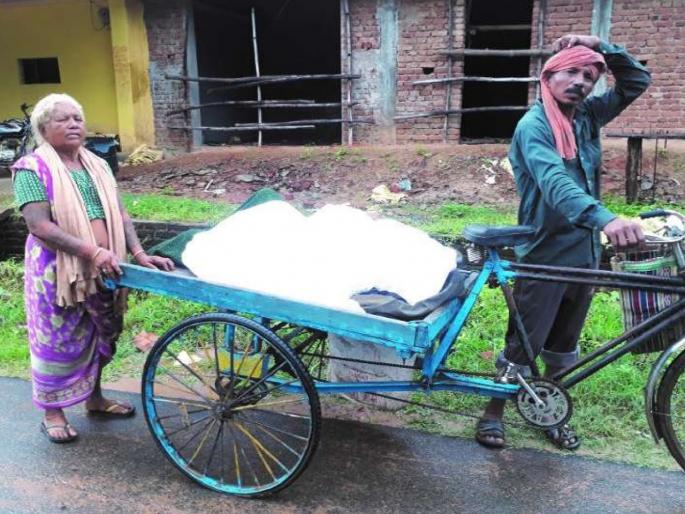 Ambulance not found then mother took injured son on cart | हृदयद्रावक! रुग्णवाहिका न मिळाल्यानं आईनेच हातगाडीला धक्के मारत मुलाला रुग्णालयात पोहोचवलं Ambulance not found then mother took injured son on cart | हृदयद्रावक! रुग्णवाहिका न मिळाल्यानं आईनेच हातगाडीला धक्के मारत मुलाला रुग्णालयात पोहोचवलं