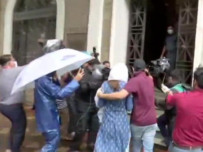 Sushant Singh Rajput Suicide: Rhea Chakraborty arrives at ED office in mumbai | Sushant Singh Rajput Suicide : चौकशीच्या जाळ्यात रिया, ईडी कार्यालयात पोहचली Sushant Singh Rajput Suicide: Rhea Chakraborty arrives at ED office in mumbai | Sushant Singh Rajput Suicide : चौकशीच्या जाळ्यात रिया, ईडी कार्यालयात पोहचली