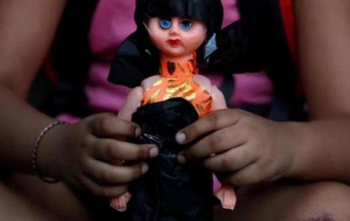 Grandparents made obscene gesture to force to look to the minor girl | बापरे! आजी आजोबांनी केले अश्लील चाळे अन् लावले अल्पवयीन मुलीला जबदस्तीने बघायला Grandparents made obscene gesture to force to look to the minor girl | बापरे! आजी आजोबांनी केले अश्लील चाळे अन् लावले अल्पवयीन मुलीला जबदस्तीने बघायला