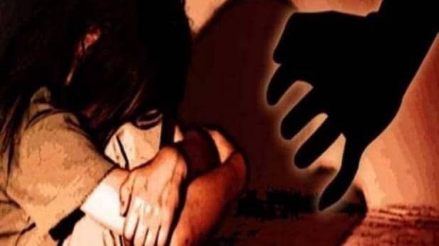 A 60-year-old man stopped a 10-year-old girl on the way back from a shop, do obscene acts at dholpur | दुकानातून परतत असलेल्या १० वर्षीय तरुणीला ६० वर्षीय म्हाताऱ्याने रस्त्यात रोखले अन् केले अश्लील चाळे 