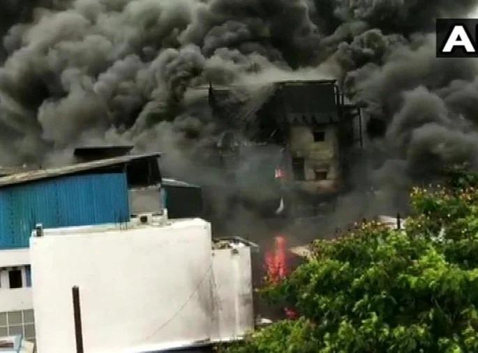 Terrible fire at a biochemical company in Valsad | Breaking : वलसाडमधील बायोकेमिकल कंपनीला भीषण आग Terrible fire at a biochemical company in Valsad | Breaking : वलसाडमधील बायोकेमिकल कंपनीला भीषण आग