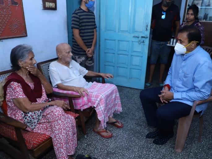 Air India Plane Crash: Home Minister Meets Families Of Chief Pilot Deepak Sathe Who Died In Plane Crash | Air India Plane Crash : विमान दुर्घटनेत मृत पावलेल्या मुख्य वैमानिक दीपक साठे यांच्या कुटुंबीयांची गृहमंत्र्यांनी घेतली भेट Air India Plane Crash: Home Minister Meets Families Of Chief Pilot Deepak Sathe Who Died In Plane Crash | Air India Plane Crash : विमान दुर्घटनेत मृत पावलेल्या मुख्य वैमानिक दीपक साठे यांच्या कुटुंबीयांची गृहमंत्र्यांनी घेतली भेट