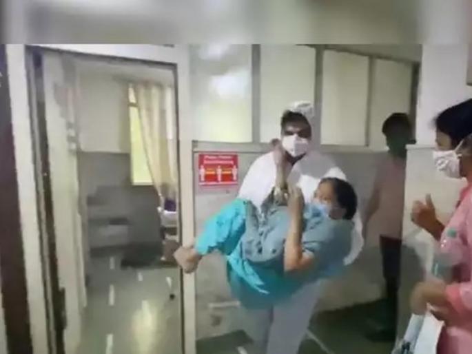 coronavirus: Coronavirus patient blocked for bill, corporator picks him up from hospital and takes him straight home | coronavirus: कोरोनामुक्त रुग्णाला बिलासाठी अडवले, नगरसेवकाने रुग्णालयातून उचलून थेट घरी नेले coronavirus: Coronavirus patient blocked for bill, corporator picks him up from hospital and takes him straight home | coronavirus: कोरोनामुक्त रुग्णाला बिलासाठी अडवले, नगरसेवकाने रुग्णालयातून उचलून थेट घरी नेले
