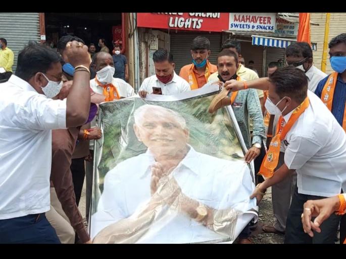 Shiv Sainiks angry in Ulhasnagar | उल्हासनगरात शिवसैनिकांचा संताप, कर्नाटकच्या मुख्यमंत्र्यांच्या प्रतिमेला जोडे मारो आंदोलन Shiv Sainiks angry in Ulhasnagar | उल्हासनगरात शिवसैनिकांचा संताप, कर्नाटकच्या मुख्यमंत्र्यांच्या प्रतिमेला जोडे मारो आंदोलन
