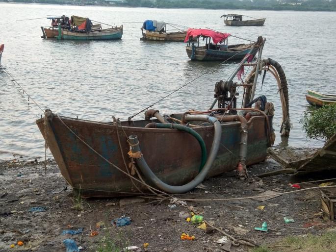 Five arrested for illegal sand mining in Bhiwandi; Seven suction pumps and barges worth Rs 35 lakh seized | भिवंडीत अवैध रेती उत्खनन करणाऱ्या पाच जणांना अटक; 35 लाखांचे सात सक्शन पंप व बार्ज जप्त Five arrested for illegal sand mining in Bhiwandi; Seven suction pumps and barges worth Rs 35 lakh seized | भिवंडीत अवैध रेती उत्खनन करणाऱ्या पाच जणांना अटक; 35 लाखांचे सात सक्शन पंप व बार्ज जप्त