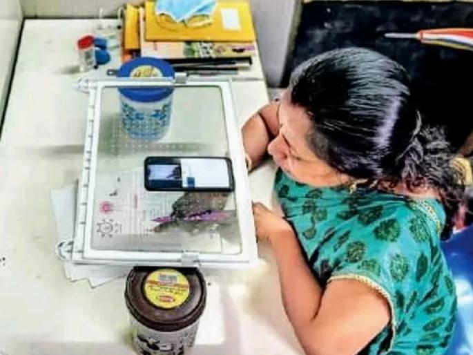 Online class jugaad teacher use refrigerator tray to teach online viral pic | याला म्हणतात जुगाड! ऑनलाईन शिकवण्यासाठी बाईंनी वापरला फ्रिजचा ट्रे; फोटो व्हायरल  Online class jugaad teacher use refrigerator tray to teach online viral pic | याला म्हणतात जुगाड! ऑनलाईन शिकवण्यासाठी बाईंनी वापरला फ्रिजचा ट्रे; फोटो व्हायरल