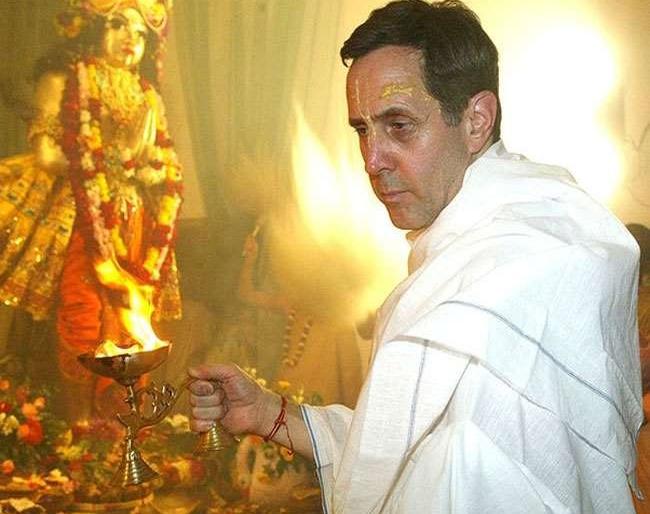 Alfred Ford, owner of world famous car manufacturer Ford Motors, became a devotee of Krishna | कृष्णभक्तीत लीन झाला जगप्रसिद्ध कार निर्माता कंपनीचा मालक, केला हिंदू धर्माचा स्वीकार Alfred Ford, owner of world famous car manufacturer Ford Motors, became a devotee of Krishna | कृष्णभक्तीत लीन झाला जगप्रसिद्ध कार निर्माता कंपनीचा मालक, केला हिंदू धर्माचा स्वीकार