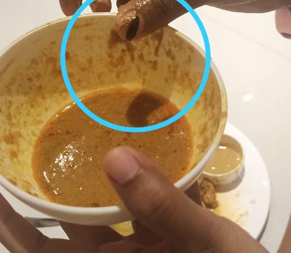 Oh my god The cockroach was found in the meal of a doctor giving service at Kovid Hospital | अरे बापरे! कोविड रुग्णालयात सेवा देणाऱ्या डॉक्टरांच्या जेवणात सापडलं झुरळ Oh my god The cockroach was found in the meal of a doctor giving service at Kovid Hospital | अरे बापरे! कोविड रुग्णालयात सेवा देणाऱ्या डॉक्टरांच्या जेवणात सापडलं झुरळ