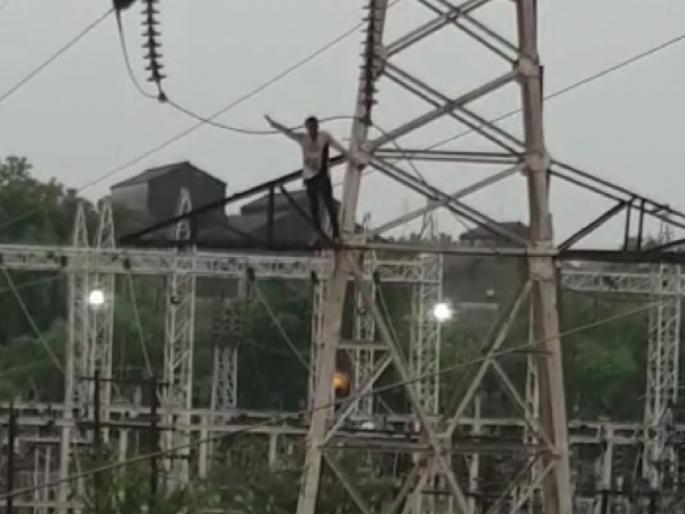 raipur minor climbed high tension pole due to alcohol afte not giving bike | बापरे! बाईक दिली नाही म्हणून 'तो' 100 फूट उंच विजेच्या खांबावर चढला अन्.. raipur minor climbed high tension pole due to alcohol afte not giving bike | बापरे! बाईक दिली नाही म्हणून 'तो' 100 फूट उंच विजेच्या खांबावर चढला अन्..