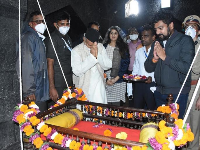 The Governor Bhgat shingh Koshyari visited Shivneri Fort | 'हम बहुत छोटे लोग है, हेलिकॉप्टरसे आते नही'; राज्यपालांनी ७९व्या वर्षी पायी सर केला शिवनेरी किल्ला The Governor Bhgat shingh Koshyari visited Shivneri Fort | 'हम बहुत छोटे लोग है, हेलिकॉप्टरसे आते नही'; राज्यपालांनी ७९व्या वर्षी पायी सर केला शिवनेरी किल्ला