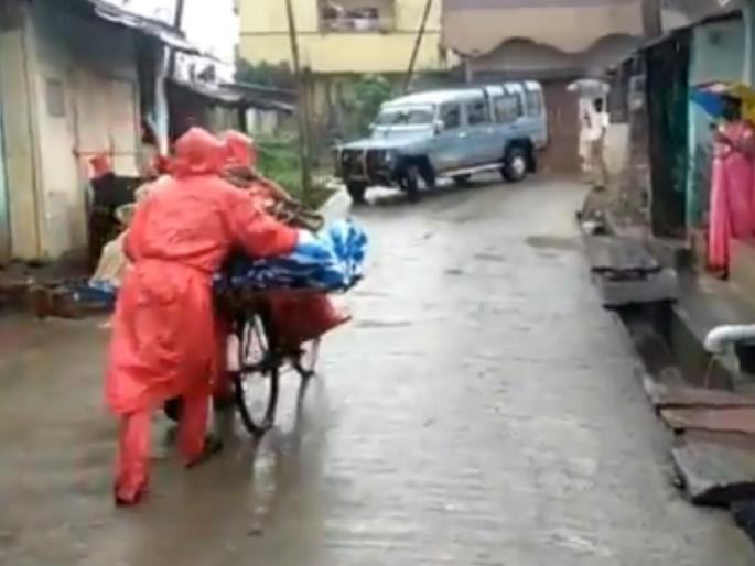 CoronaVirus Marathi News COVID-19 fear family forced carry dead body bicycle | CoronaVirus News : आपलेही झाले परके! ...अन् मुलांवर आली वडिलांचा मृतदेह सायकलवरून नेण्याची वेळ CoronaVirus Marathi News COVID-19 fear family forced carry dead body bicycle | CoronaVirus News : आपलेही झाले परके! ...अन् मुलांवर आली वडिलांचा मृतदेह सायकलवरून नेण्याची वेळ