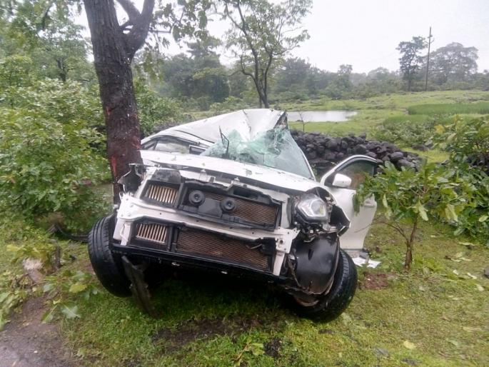 The car accident in Jawahar is critical for both of them | जव्हारमध्ये कारला अपघात दोघांची प्रकृती चिंताजनक   The car accident in Jawahar is critical for both of them | जव्हारमध्ये कारला अपघात दोघांची प्रकृती चिंताजनक