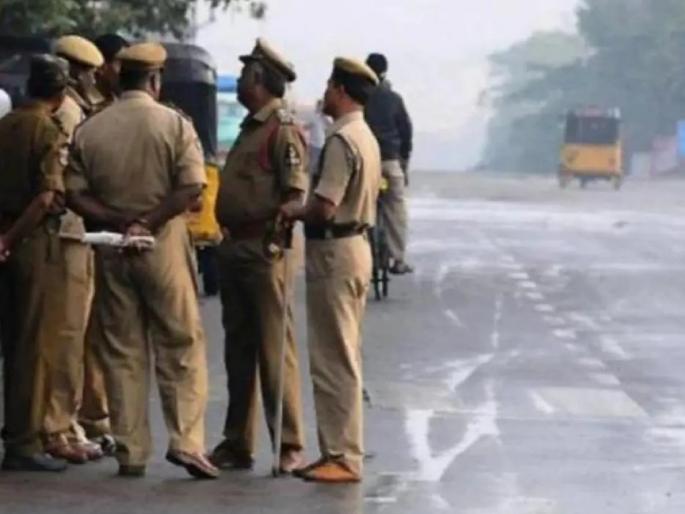 Finance company employees hijack bus full of passengers in Uttar Pradesh's Agra | बापरे! आग्र्यामध्ये प्रवाशांनी भरलेली बस हायजॅक, परिसरात खळबळ Finance company employees hijack bus full of passengers in Uttar Pradesh's Agra | बापरे! आग्र्यामध्ये प्रवाशांनी भरलेली बस हायजॅक, परिसरात खळबळ
