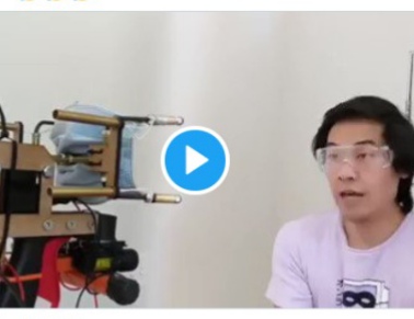 CoronaVirus Marathi News man makes machine that puts masks on peoples face | CoronaVirus News : तंत्रज्ञानाची कमाल! आता चेहऱ्यावर मशीन लावणार मास्क, Video तुफान व्हायरल CoronaVirus Marathi News man makes machine that puts masks on peoples face | CoronaVirus News : तंत्रज्ञानाची कमाल! आता चेहऱ्यावर मशीन लावणार मास्क, Video तुफान व्हायरल