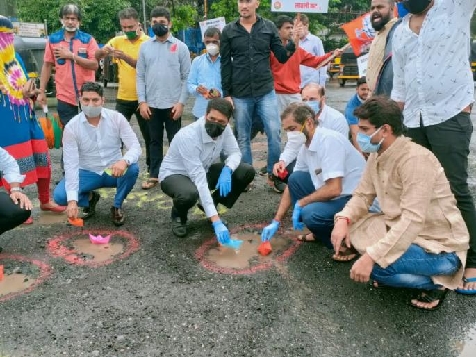 BJP's agitation in Thane by leaving paper boats in the pit and planting trees | खड्ड्यात कागदी होड्या सोडून, वृक्षारोपण करुन भाजपचे ठाण्यात शहरभर आंदोलन BJP's agitation in Thane by leaving paper boats in the pit and planting trees | खड्ड्यात कागदी होड्या सोडून, वृक्षारोपण करुन भाजपचे ठाण्यात शहरभर आंदोलन