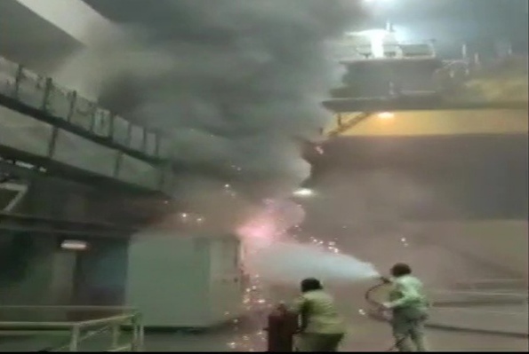 telangana fire at srisailam hydroelectric plant many trapped ndrf called | तेलंगणातील हायड्रो प्रोजेक्टमध्ये भीषण आग, 9 जण अडकल्याची भीती telangana fire at srisailam hydroelectric plant many trapped ndrf called | तेलंगणातील हायड्रो प्रोजेक्टमध्ये भीषण आग, 9 जण अडकल्याची भीती