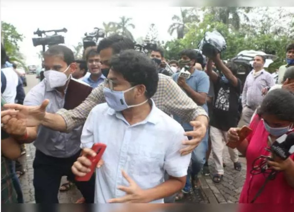 The CBI's investigation cycle turned around and the team arrived at Sushant Rajput's house with these persons | सीबीआय तपासाची चक्रं जोरात फिरली, टीम सुशांत राजपूतच्या घरी या व्यक्तींसोबत पोहोचली! The CBI's investigation cycle turned around and the team arrived at Sushant Rajput's house with these persons | सीबीआय तपासाची चक्रं जोरात फिरली, टीम सुशांत राजपूतच्या घरी या व्यक्तींसोबत पोहोचली!