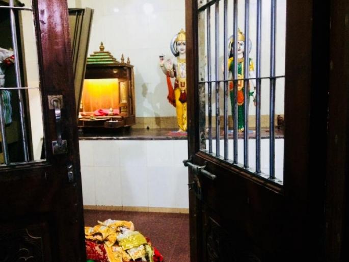 The thieves robbed the temple, and the donation box with the silver idol was stolen | मंदिरात चोरट्यांनी मारला डल्ला, चांदीच्या मुर्तीसह दानपेटी गेली चोरीला  The thieves robbed the temple, and the donation box with the silver idol was stolen | मंदिरात चोरट्यांनी मारला डल्ला, चांदीच्या मुर्तीसह दानपेटी गेली चोरीला