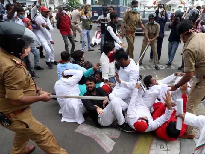 NEET and JEE exams, Massive Lathi Charge on Samajwadi Party's student wing by Lucknow Police | जेईई-नीट परीक्षा स्थगितीसाठी सपाच्या कार्यकर्त्यांचा राजभवनला घेराव, पोलिसांकडून लाठीमार NEET and JEE exams, Massive Lathi Charge on Samajwadi Party's student wing by Lucknow Police | जेईई-नीट परीक्षा स्थगितीसाठी सपाच्या कार्यकर्त्यांचा राजभवनला घेराव, पोलिसांकडून लाठीमार