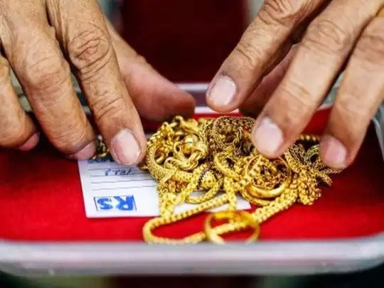 mumbai grp returne stolen gold mangalsutra after 28 years to owner | काय सांगता? तब्बल 28 वर्षांनी मिळालं चोरीला गेलेलं मंगळसूत्र  mumbai grp returne stolen gold mangalsutra after 28 years to owner | काय सांगता? तब्बल 28 वर्षांनी मिळालं चोरीला गेलेलं मंगळसूत्र