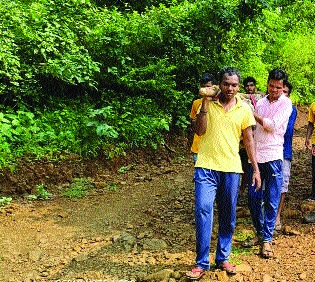 Deprived of 12 Wadya roads in the hills of Matheran, tribals angry | माथेरानच्या डोंगरातील १२ वाड्या रस्त्यापासून वंचित, आदिवासी संतप्त Deprived of 12 Wadya roads in the hills of Matheran, tribals angry | माथेरानच्या डोंगरातील १२ वाड्या रस्त्यापासून वंचित, आदिवासी संतप्त