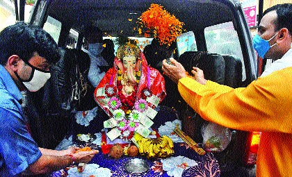 A heartfelt message to the fair Ganapatis in Kalyan | कल्याणमधील मेळा गणपतींना भावपूर्ण निरोप A heartfelt message to the fair Ganapatis in Kalyan | कल्याणमधील मेळा गणपतींना भावपूर्ण निरोप