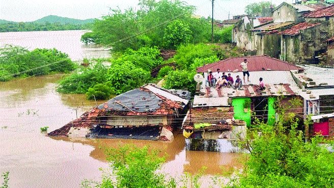 Gondia, flood in Bhandara; Villages surrounded by water | गोंदिया, भंडाऱ्यात पूर; गावांना पाण्याचा वेढा