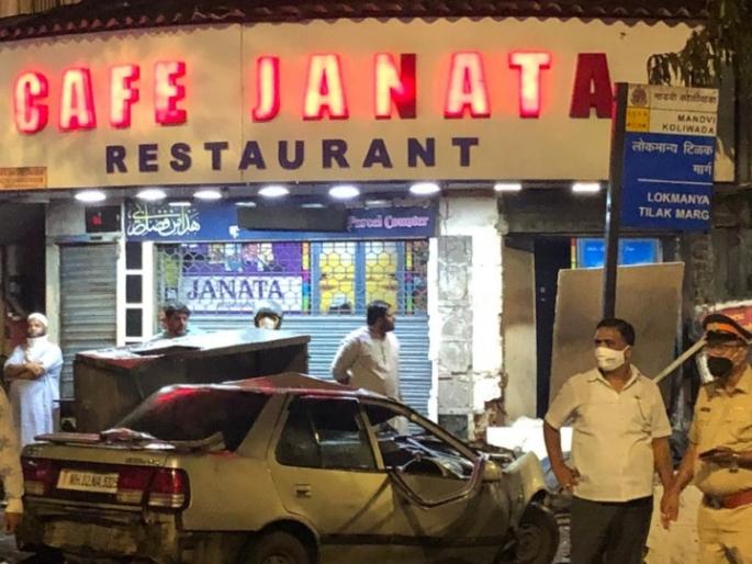 Four killed, four seriously injured in car accident at Crawford Market in Mumbai | मुंबईतील क्रॉफर्ड मार्केट येथे भीषण अपघात, चार जणांचा मृत्यू, चार जण गंभीर जखमी Four killed, four seriously injured in car accident at Crawford Market in Mumbai | मुंबईतील क्रॉफर्ड मार्केट येथे भीषण अपघात, चार जणांचा मृत्यू, चार जण गंभीर जखमी