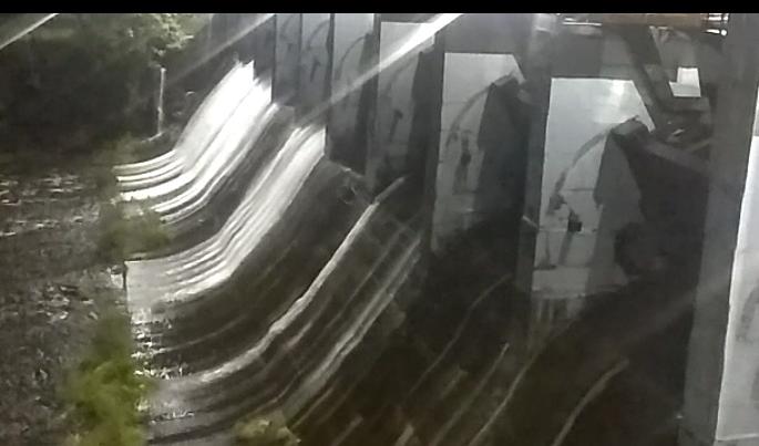 The Barvi Dam filled up, opening four gates and beginning to discharge water | बारवी धरण भरले, चार दरवाजे उघडून पाण्याच्या विसर्गास सुरुवात The Barvi Dam filled up, opening four gates and beginning to discharge water | बारवी धरण भरले, चार दरवाजे उघडून पाण्याच्या विसर्गास सुरुवात