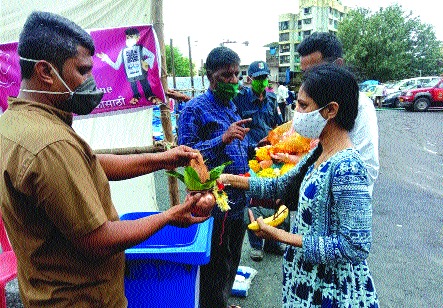 This year, Nirmalya has also gone down by 50 per cent, Thanekar's social consciousness | यंदा निर्माल्यही झाले ५० टक्क्यांनी कमी, ठाणेकरांचे सामाजिक भान This year, Nirmalya has also gone down by 50 per cent, Thanekar's social consciousness | यंदा निर्माल्यही झाले ५० टक्क्यांनी कमी, ठाणेकरांचे सामाजिक भान