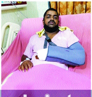 Accident of a rickshaw Driver providing ambulance service, how to drive a car without a rickshaw? | रुग्णसेवा देणाऱ्या रिक्षाचालकाचा अपघात, रिक्षाशिवाय संसाराचा गाडा हाकायचा कसा? Accident of a rickshaw Driver providing ambulance service, how to drive a car without a rickshaw? | रुग्णसेवा देणाऱ्या रिक्षाचालकाचा अपघात, रिक्षाशिवाय संसाराचा गाडा हाकायचा कसा?