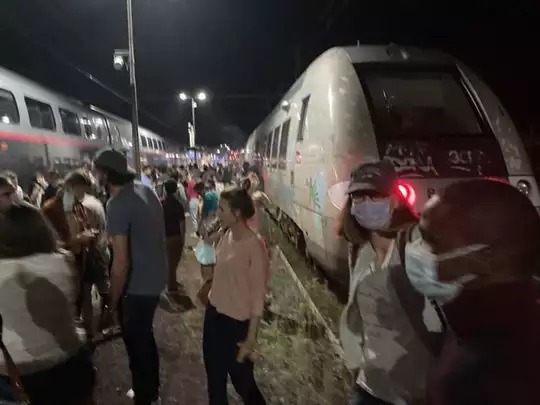 thousands passengers trapped french high speed trains after electrical trouble | बापरे! अचानक गेली वीज, तब्बल 20 तास ट्रेनमध्ये अडकले हजारो प्रवासी thousands passengers trapped french high speed trains after electrical trouble | बापरे! अचानक गेली वीज, तब्बल 20 तास ट्रेनमध्ये अडकले हजारो प्रवासी