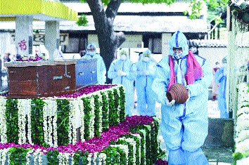 Former President Pranab Mukherjee merges in Panchatva | माजी राष्ट्रपती प्रणव मुखर्जी पंचत्वात विलीन Former President Pranab Mukherjee merges in Panchatva | माजी राष्ट्रपती प्रणव मुखर्जी पंचत्वात विलीन