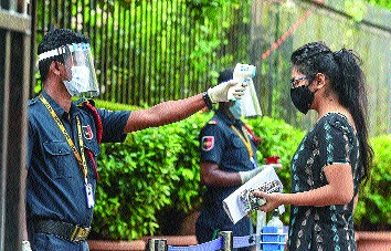60% students appear on the first day of JEE main examination | जेईई मुख्य परीक्षेला पहिल्या दिवशी ६0 टक्के विद्यार्थी उपस्थित 60% students appear on the first day of JEE main examination | जेईई मुख्य परीक्षेला पहिल्या दिवशी ६0 टक्के विद्यार्थी उपस्थित