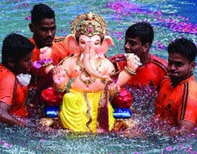 Ganesha Visarjan : Simple farewell to Lord Ganesha, Mumbaikars prefer artificial lakes | गणेश विसर्जन : श्री गणेशाला साधेपणाने निरोप, मुंबईकरांनी दिले कृत्रिम तलावांना प्राधान्य