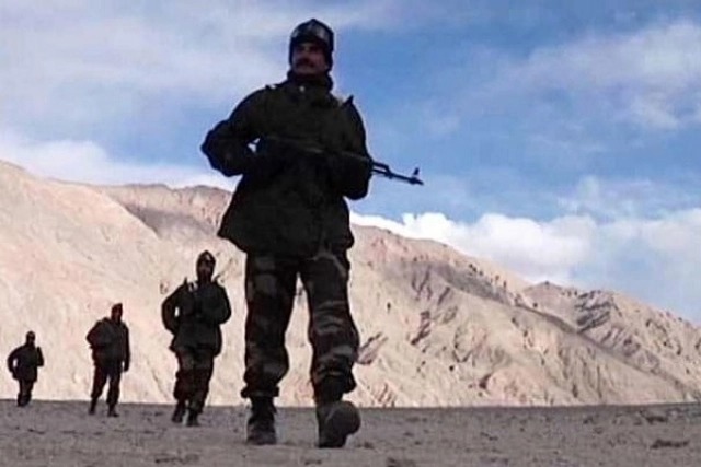 India China FaceOff: Indian Army lays strong foothold in Pangong Lake area, Indian troops surround Chinese PLA | India China FaceOff: पँगाँग सरोवर परिसरात लष्कराने मजबूत पाय रोवले, भारताच्या जवानांनी चिन्यांना चहुबाजूंनी घेरले India China FaceOff: Indian Army lays strong foothold in Pangong Lake area, Indian troops surround Chinese PLA | India China FaceOff: पँगाँग सरोवर परिसरात लष्कराने मजबूत पाय रोवले, भारताच्या जवानांनी चिन्यांना चहुबाजूंनी घेरले