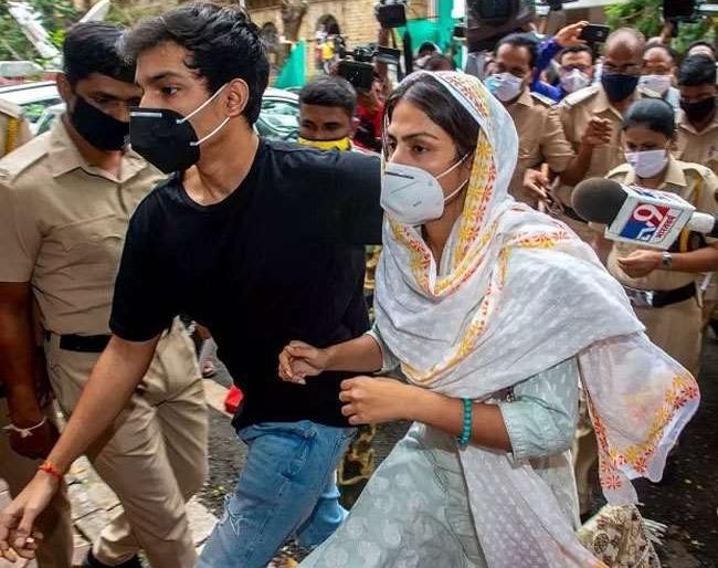Sushant Singh Rajput Case : Rhea's father interrogated by CBI for third day in a row | Sushant Singh Rajput Case : सीबीआयकडून रियाच्या वडिलांची सलग तिसऱ्यादिवशी झाडाझडती Sushant Singh Rajput Case : Rhea's father interrogated by CBI for third day in a row | Sushant Singh Rajput Case : सीबीआयकडून रियाच्या वडिलांची सलग तिसऱ्यादिवशी झाडाझडती