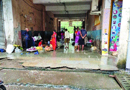 Lack of facilities in Municipal Corporation's shopping complex in Panvel | नवी मुंबई महानगरपालिकेच्या शॉपिंग कॉम्प्लेक्समध्ये सुविधांची वानवा Lack of facilities in Municipal Corporation's shopping complex in Panvel | नवी मुंबई महानगरपालिकेच्या शॉपिंग कॉम्प्लेक्समध्ये सुविधांची वानवा