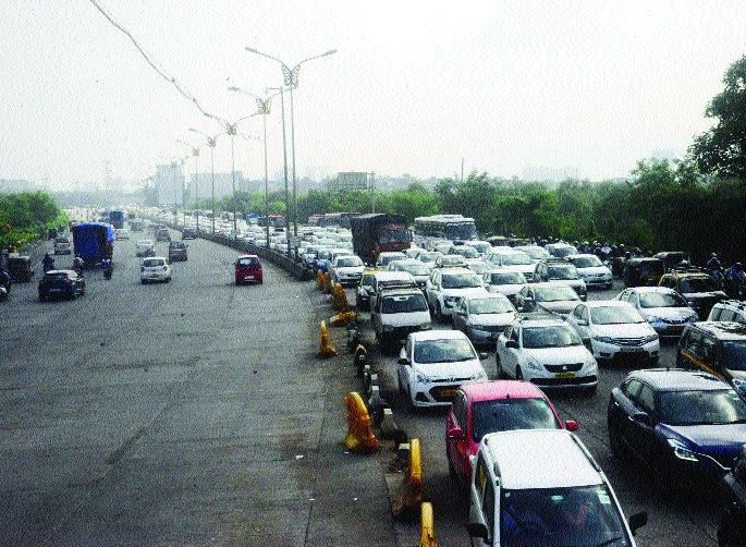 coronavirus: Vehicle congestion on highway as soon as e-pass condition is canceled, traffic congestion at Vashi toll plaza | coronavirus: ई-पासची अट रद्द होताच महामार्गावर वाहनांची गर्दी, वाशी टोल नाक्यावर वाहतूककोंडी coronavirus: Vehicle congestion on highway as soon as e-pass condition is canceled, traffic congestion at Vashi toll plaza | coronavirus: ई-पासची अट रद्द होताच महामार्गावर वाहनांची गर्दी, वाशी टोल नाक्यावर वाहतूककोंडी