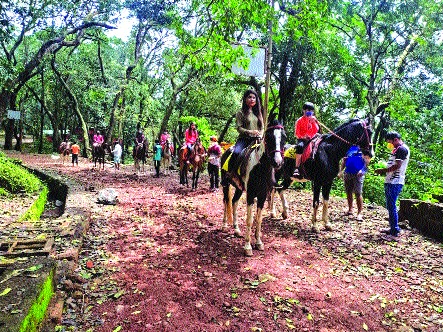 coronavirus: Tourism start again in Matheran, an atmosphere of happiness among the locals | coronavirus: माथेरानमध्ये झाला पर्यटनाचा पुनश्च हरिओम, स्थानिकांमध्ये आनंदाचे वातावरण