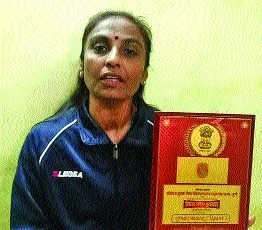 Time to sell a mask to Bhanupriya, who received the state award for best disabled player | उत्कृष्ट दिव्यांग खेळाडूचा राज्य पुरस्कार प्राप्त भानुप्रिया यांच्यावर मास्क विकण्याची वेळ Time to sell a mask to Bhanupriya, who received the state award for best disabled player | उत्कृष्ट दिव्यांग खेळाडूचा राज्य पुरस्कार प्राप्त भानुप्रिया यांच्यावर मास्क विकण्याची वेळ